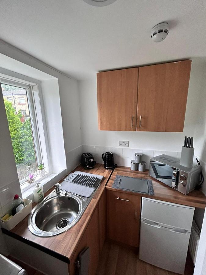 Bv Cozy Deighton Studio With Free Parking - Budget-Friendly Stay Huddersfield Buitenkant foto