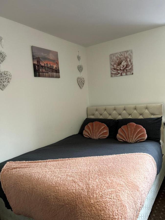 Bv Cozy Deighton Studio With Free Parking - Budget-Friendly Stay Huddersfield Buitenkant foto